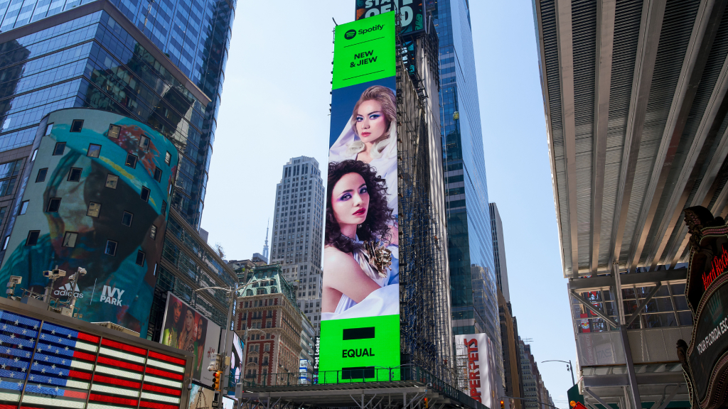 สองสาวดีว่า “นิว – จิ๋ว” ยึดพื้นที่ “Billboard Times Square” กับฐานะ Spotify EQUAL