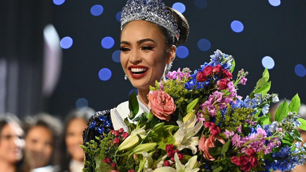 แสดงความยินดีกับ R’Bonney Gabriel นางงามดีกรีดีไซน์เนอร์จากสหรัฐอเมริกาคว้ามงกุฎ Miss Universe 2022