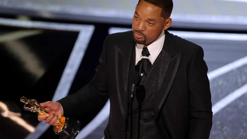 Will Smith กล่าวขอโทษผู้จัดงาน Oscars หลังง้างมือตบปาก Chris Rock กลางเวที เพราะใช้คำพูดพาดพิงภรรยา
