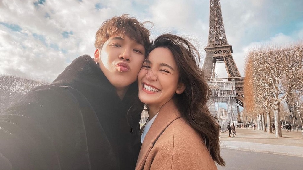 โมเม้นต์ที่รอคอย! รูปคู่รูปแรกของ แกงส้ม-ดีเจดาว ถูกถ่ายขึ้นที่หน้าหอไอเฟลหลังปิดทริปยุโรป การเดินทาง 17 วันที่ทำให้รู้จักและเข้าใจกันมากขึ้น