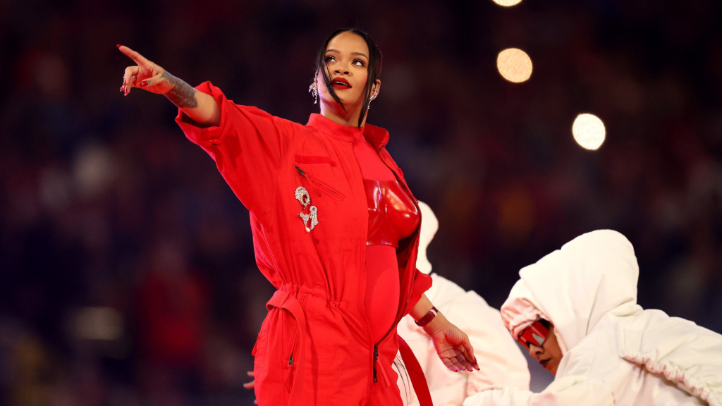 Rihanna กับโชว์พักครึ่ง Super Bowl ให้แฟนเพลงหายคิดถึง โปรดักชั่น-เพลงฮิตขนมาแบบจัดเต็ม พร้อมข่าวดีตั้งท้องลูกคนที่ 2