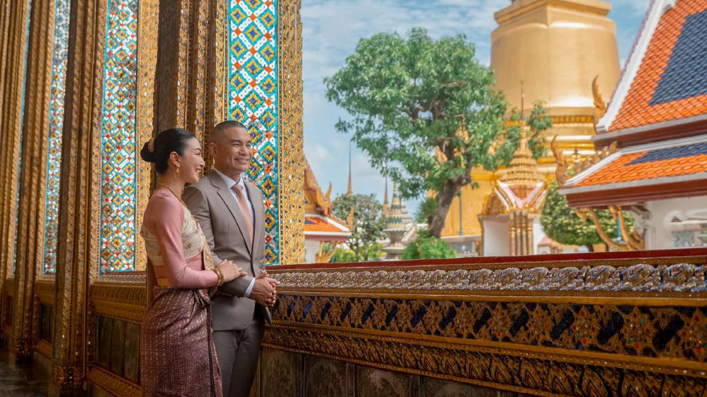 แพนเค้ก-พี่หมี ควงคู่กราบสักการะองค์พระแก้วมรกต เสริมสิริมงคลก่อนเข้าสู่ประตูวิวาห์วันที่ 10 มิถุนายน 2565