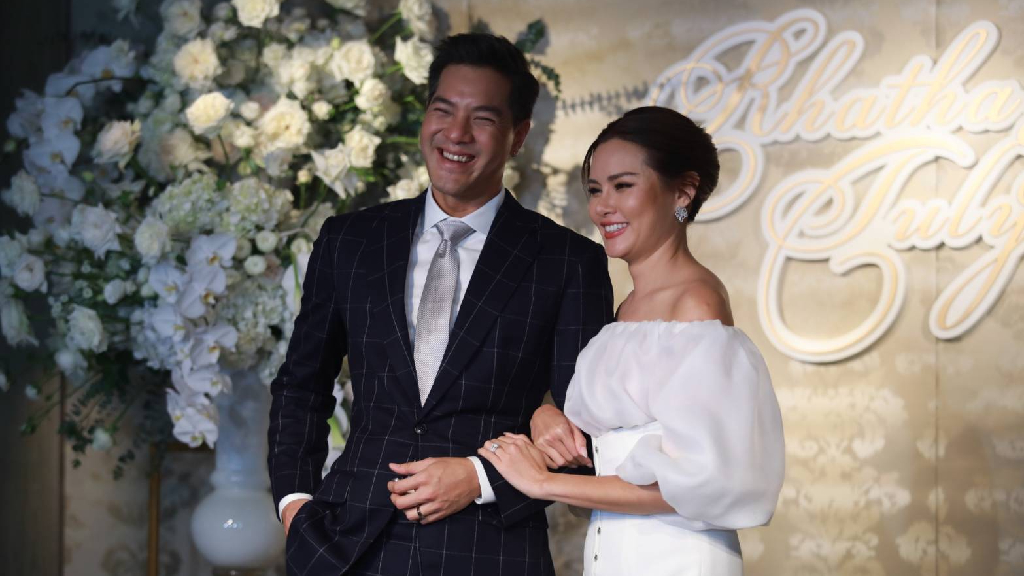 “จะใช้ชีวิตคู่ให้ดีอย่างที่ทุกคนให้พร” คำสัญญาในพิธีวิวาห์ระหว่าง หญิง รฐา และ ตุลย์ ตุลยเทพ ท่ามกลางความยินดีของคนที่รัก
