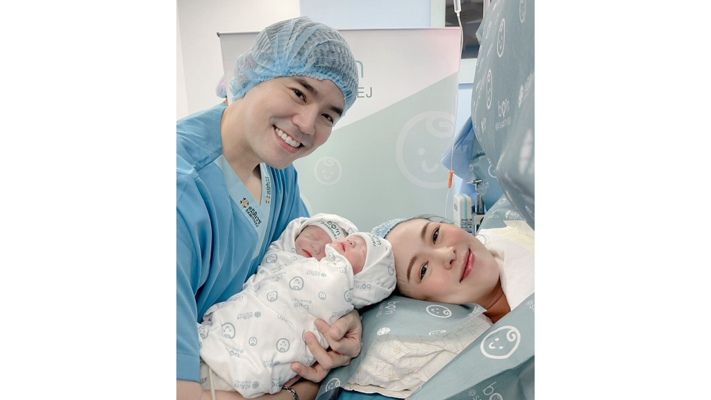 ออย อฏิพรณ์ ภรรยา บีม กวี คลอดลูกสาวฝาแฝดสุขภาพแข็งแรงทั้งคุณแม่และคุณลูก ฝากแฟนๆ เอ็นดูน้องสาว พี่ธีร์-พี่พีร์