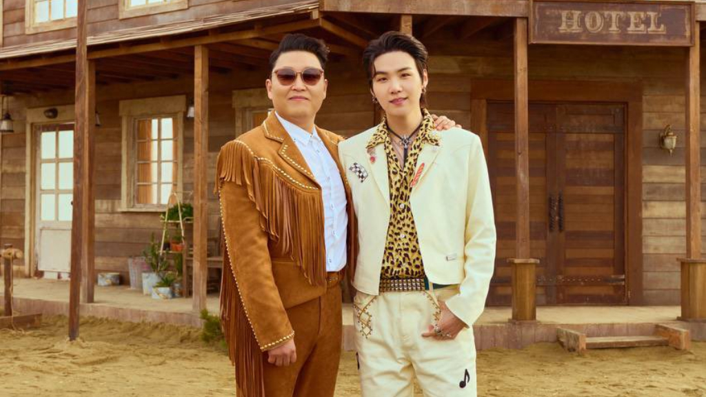 PSY ปล่อยเพลงใหม่ “That That” ที่ได้ SUGA วง BTS มาร่วมเขียนเนื้อร้อง-ทำนอง พร้อมท่าเต้นดวลปืนเอวเด้ง