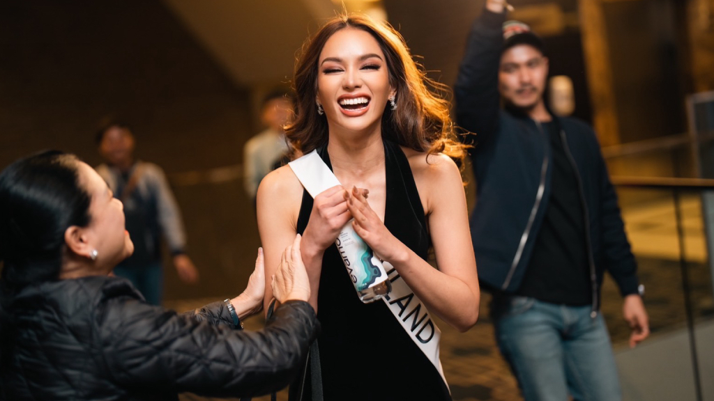 แอนนา เสืองามเอี่ยม ตอบสื่อต่างชาติถึงข้อสงสัยเรื่องความได้เปรียบ-เสียเปรียบ เมื่อเจ้าของ Miss Universe คนใหม่เป็นคนไทย