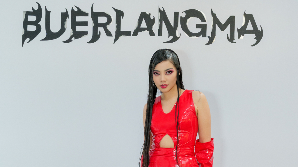 Wonderframe เดินเปิดแฟชั่นโชว์ให้กับ BUERLANGMA แบรนด์กูตูร์จากจีน ในงาน London Fashion Week