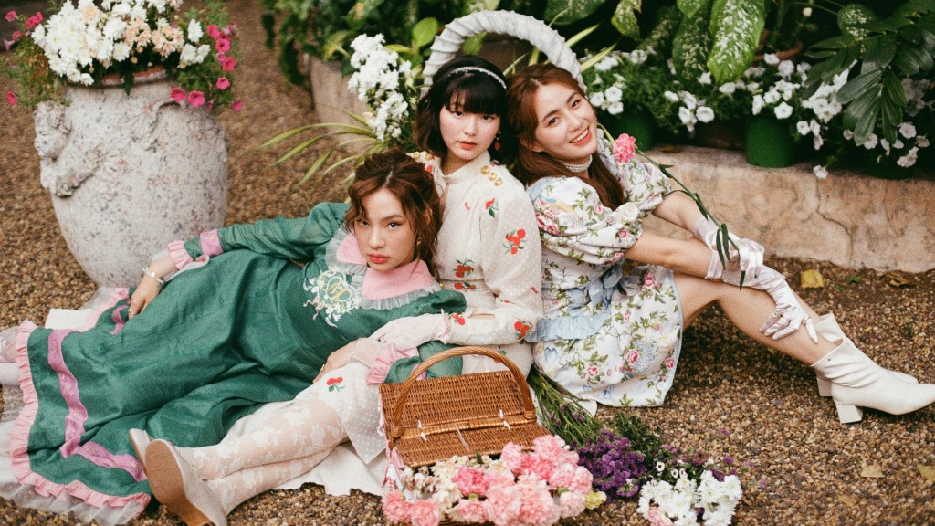 ค่าย XOXOCITY เปิดตัว คิ้วท์-จี้-สตีฟ วง Kisskazz เกิร์ลกรุ๊ปน้องใหม่ที่จะมาเติมความสดใสให้วงการ T-POP ด้วยซิงเกิลแรก “ใจมันคิดถึง (แทบละลาย)”